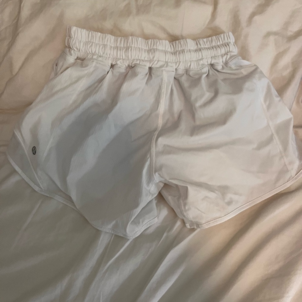 Lululemon white hotty hot shorts 4"